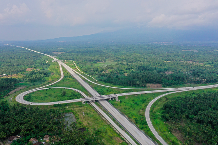 Menteri Pekerjaan Umum dan Perumahan Rakyat (PUPR) Basuki Hadimuljono membeberkan progres ruas Tol Trans Sumatera.