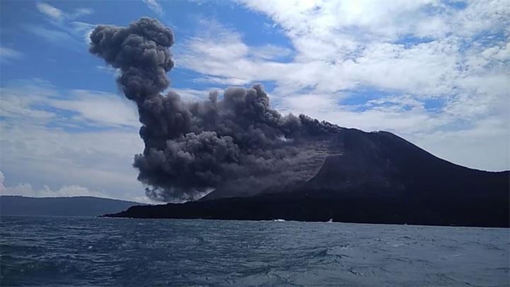 Gunung Anak Krakatau Erupsi karena Gempa Lokal, Warga Diminta Jauhi Pantai Selat Sunda
