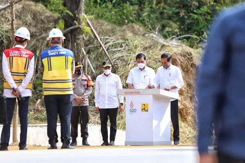 Gubernur Sumatera Utara (Sumut) Edy Rahmayadi mendampingi Presiden RI Joko Widodo (Jokowi) meresmikan pembangunan jalan dan jembatan Balige By Pass (lingkar luar) Kabupaten Toba di Kecamatan Balige, Kabupaten Toba, Rabu (2/2/2022).