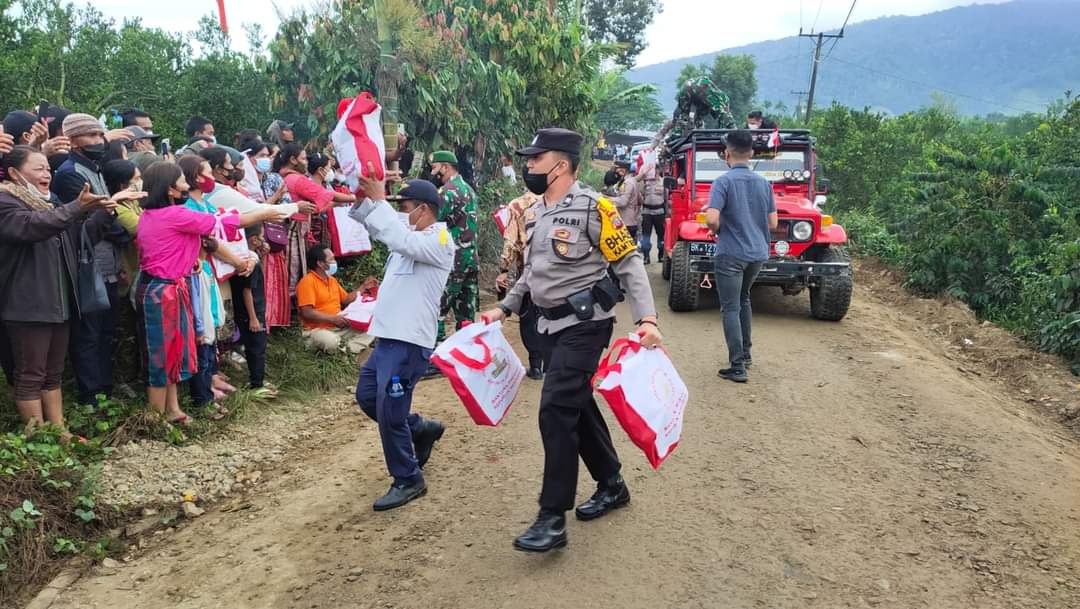 Presiden Joko Widodo (Jokowi) datang ke Liang Melas Datas, Kabupaten Karo membawa oleh-oleh bantuan sembako, Kamis (3/2/3022).