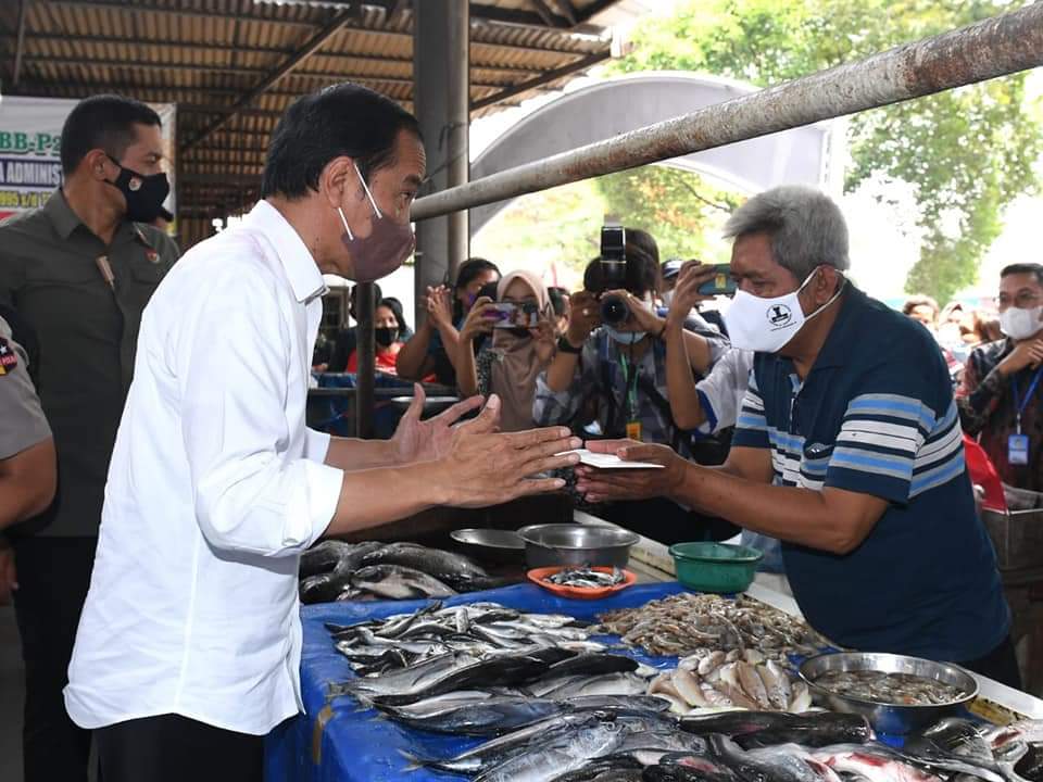 Jokowi Bagikan Bantuan Modal di Pasar Kebun Lada Kota Binjai, Pedagang: Senang Sekali Tambah Modal