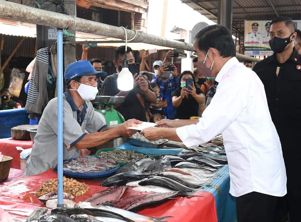 Jokowi Bagikan Bantuan Modal di Pasar Kebun Lada Kota Binjai, Pedagang: Senang Sekali Tambah Modal