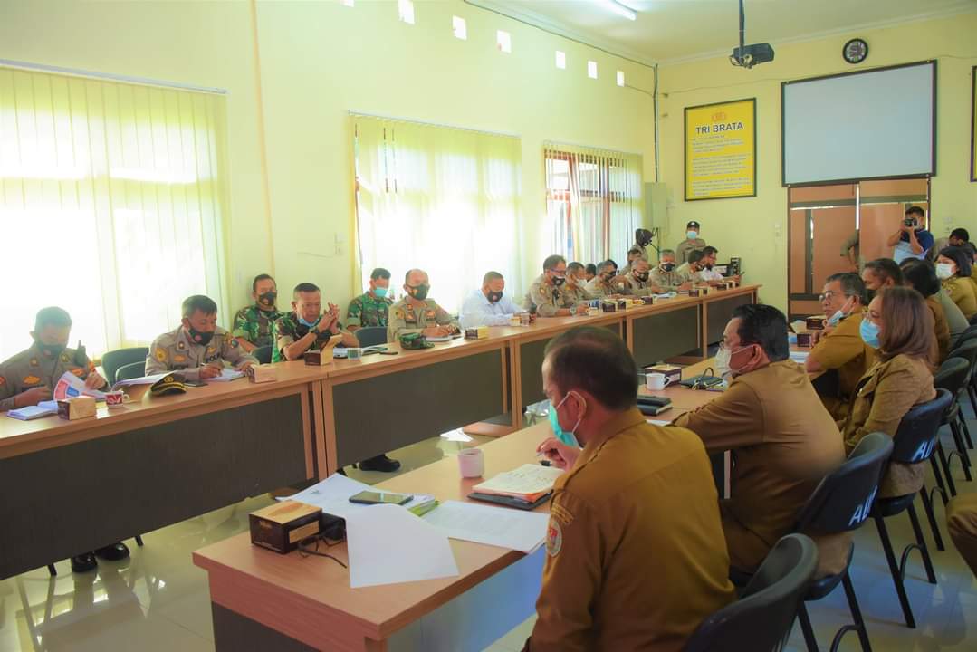 Kapolres Humbang Hasundutan AKBP Achmad Muhaimin SIK, MH membuka Rapat Koordinasi Satgas Covid-19 Humbang Hasundutan (Humbahas) dalam rangka Penanganan Pandemi Covid-19 di Aula Daniel Poltak Silitonga, Mapolres Humbang Hasundutan, Selasa (8/2/2022).