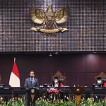 Presiden Joko Widodo (Jokowi) menghadiri sidang pleno khusus penyampaian laporan Mahkamah Konstitusi (MK) 2021. Selain Jokowi, sejumlah pimpinan lembaga negara juga hadir.
