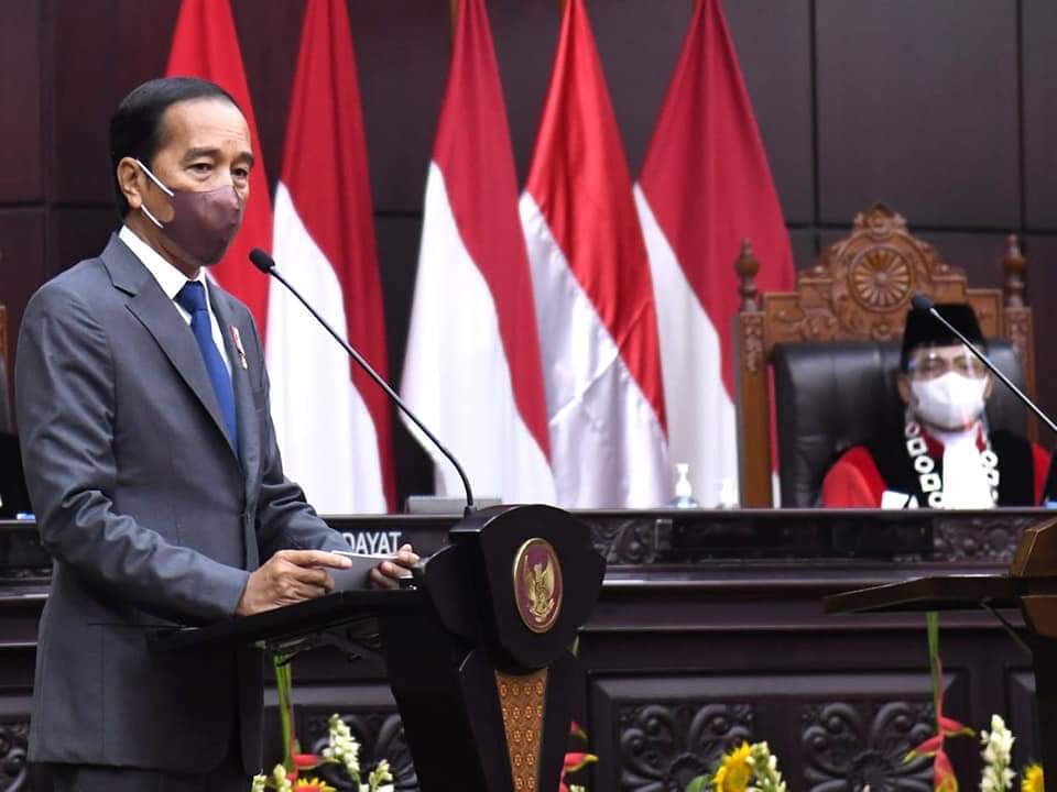 Presiden Joko Widodo (Jokowi) menghadiri sidang pleno khusus penyampaian laporan Mahkamah Konstitusi (MK) 2021. Selain Jokowi, sejumlah pimpinan lembaga negara juga hadir.