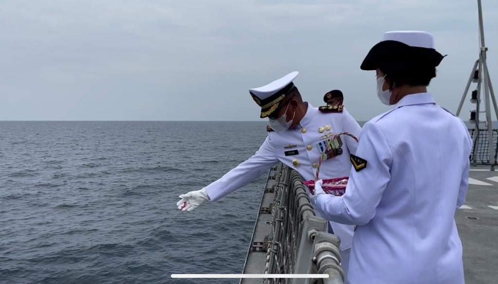 Kenang KRI Nanggala, Prajurit KRI Diponegoro-365 Gelar Upacara Tabur Bunga Di Laut Bali