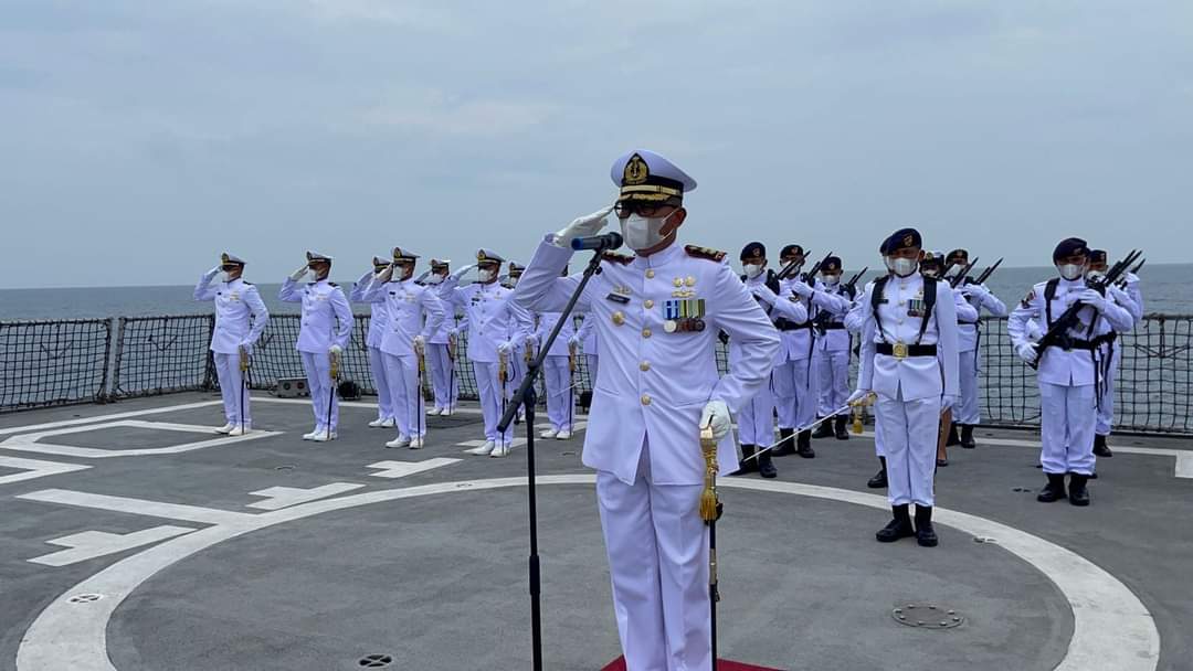 Kenang KRI Nanggala, Prajurit KRI Diponegoro-365 Gelar Upacara Tabur Bunga Di Laut Bali