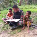 Personel Pos Pirime Satgas Yonif MR 412 Kostrad membawakan buku-buku bacaan dan buku bergambar, sebagai upaya membangkitkan semangat belajar anak-anak di Kampung Bugumbak Distrik Pirime Kabupaten Lanny Jaya, Papua.