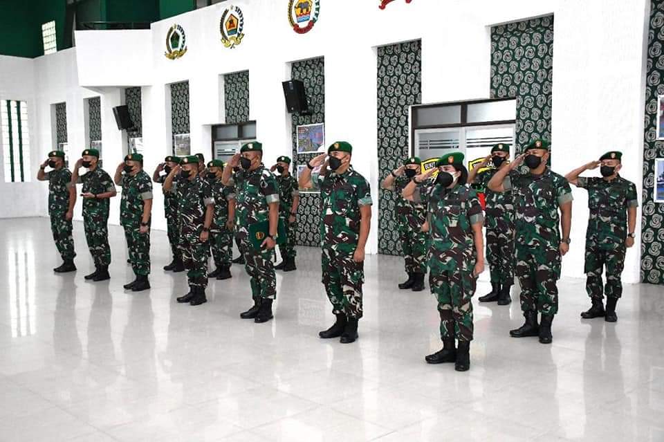 Untuk menjaga kesinambungan roda organisasi dan mendukung tugas Pokok Kodam I/BB. Pangdam I/BB Mayjen TNI Hassanudin SIP, M.M memimpin pelaksanaan kegiatan serah terima Jabatan dan Tradisi Korps untuk para Pejabat Utama Kodam I/BB di Balai Prajurit Makodam I/BB, Medan, Selasa (22/2/2022).