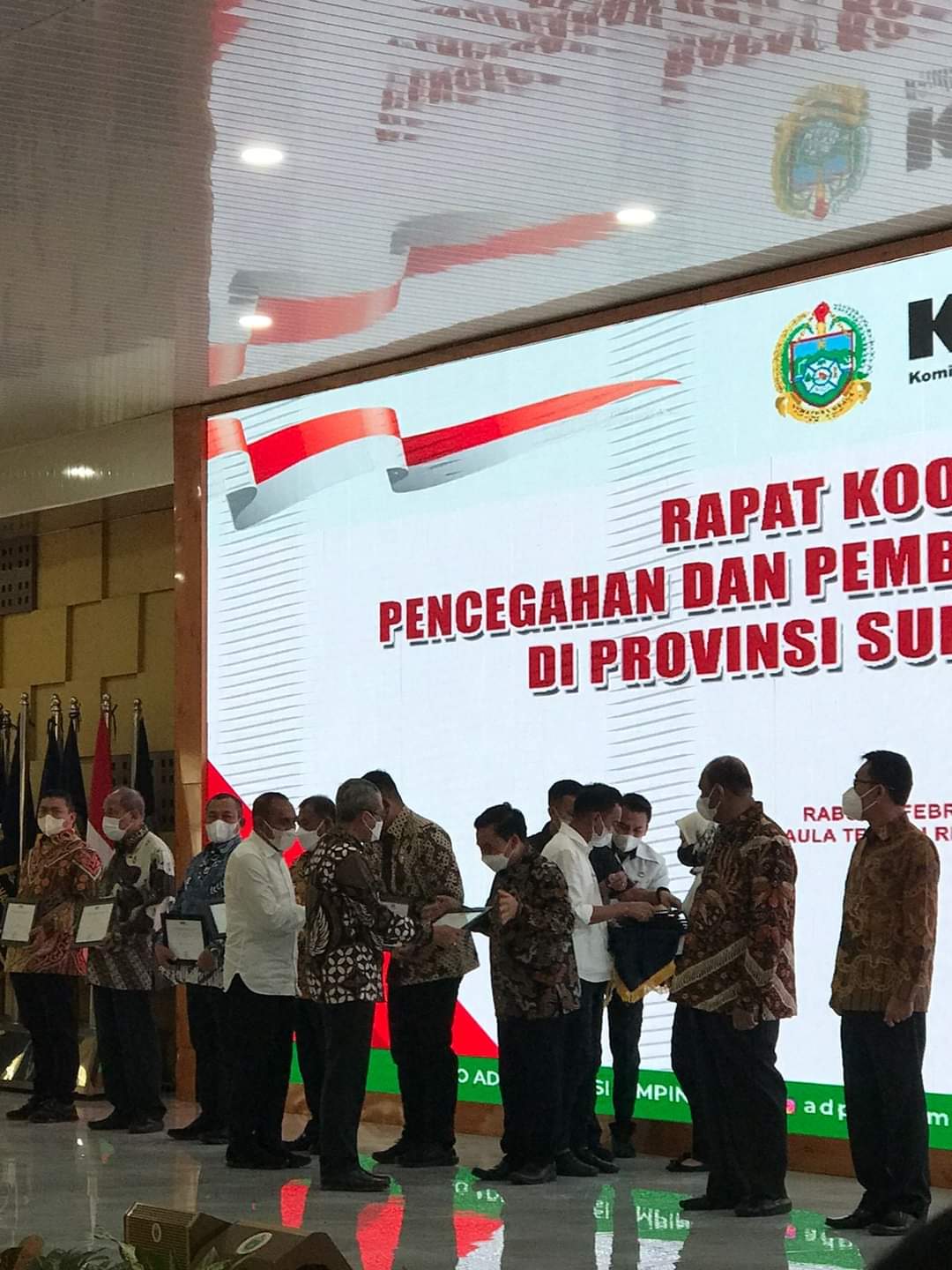 Bupati Dairi, Dr Eddy Keleng Ate Berutu menjadi salah satu kepala daerah yang diundang dalam menerima apresiasi dari Komisi Pemberantasan Korupsi (KPK) dengan capaian pencegahan korupsi (MCP), Rabu (23/2/2022) di Medan.