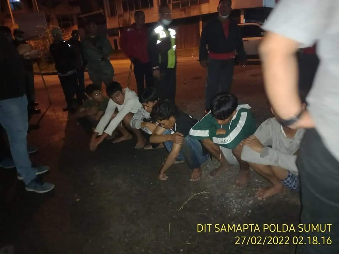 Polisi membubarkan aksi balap liar di kawasan Jlalan Ngumban Surbaksi, Jalan Pinang Baris, Jalan Gatsu (depan PRSU), Sejumlah remaja ditangkap dan diamankan, Sabtu (26/2/2022) malam.