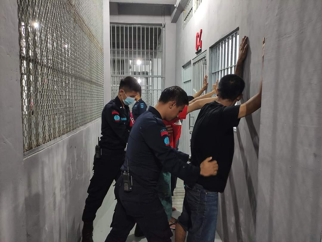 Petugas Pengamanan Rutan Kelas IIB Kabanjahe Kanwil Kemenkumham Sumut kembali mengadakan razia mendadak di kamar hunian Warga Binaan, Senin (28/02/2021) malam.