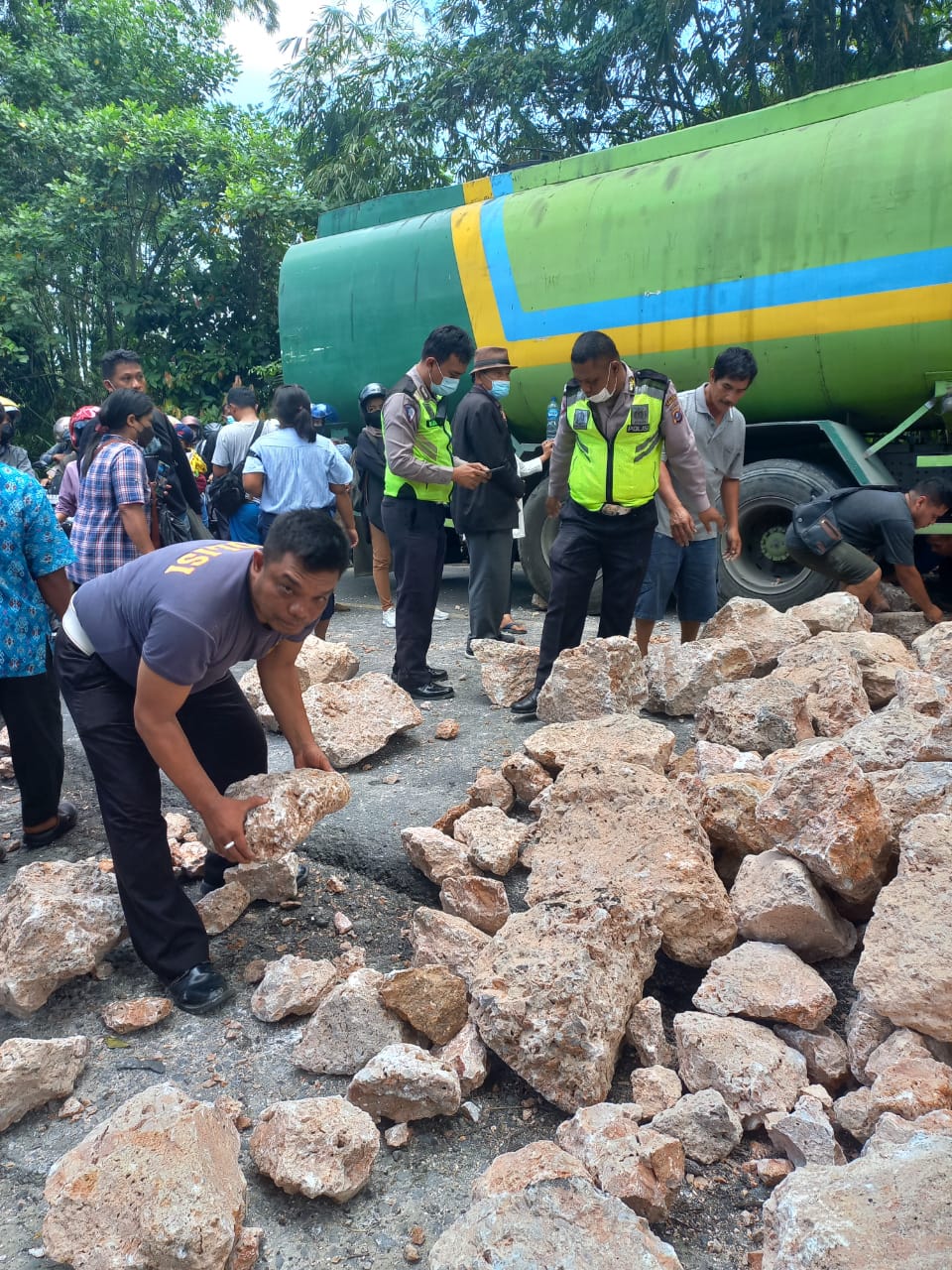 Truk Terguling di Tirtanadi Akibatkan Macet Medan Berastagi Puluhan Kilometer