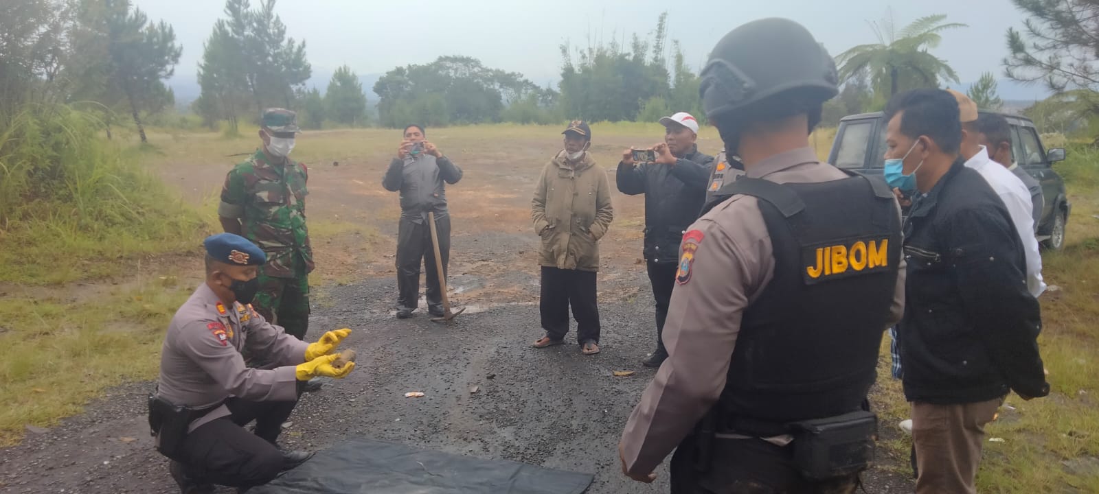 Bom Militer Tipe Proyektil Ditemukan Warga di Berastagi, Tim Jibom Gegana Brimob Polda Sumut Lakukan Disposal