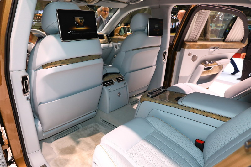 Presiden Rusia Vladimir Putin menggunakan limousine berlapis baja, Aurus Senat L700, untuk perjalanan dinasnya sehari-hari, menggantikan mobil buatan Jerman Mercedes-Benz S 600 Pullman Guard.