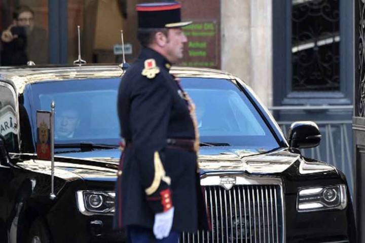 Presiden Rusia Vladimir Putin menggunakan limousine berlapis baja, Aurus Senat L700, untuk perjalanan dinasnya sehari-hari, menggantikan mobil buatan Jerman Mercedes-Benz S 600 Pullman Guard.