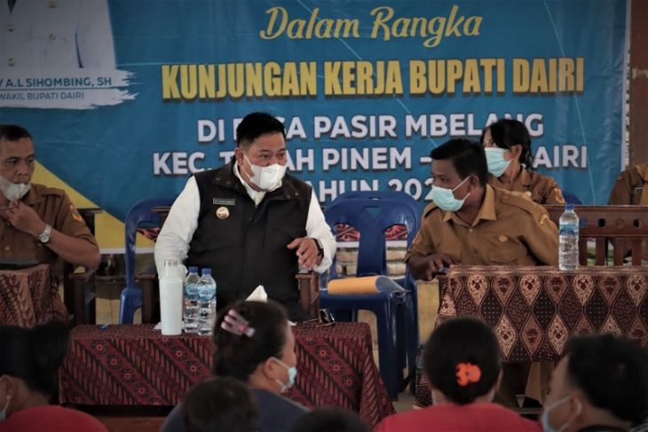 Setelah melaksanakan serangkaian kegiatan kunjungan kerja di Desa Pamah Kecamatan Tanah Pinem, Bupati Dairi Dr Eddy Keleng Ate Berutu melanjutkan bertemu dengan masyarakat desa Pasir Mbelang pada Senin (7/3/2022).