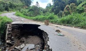 Hujan deras yang mengguyur wilayah Kabupaten Karo, menyebabkan ruas Jalan jalur alternatif Jalan Udara - Hotel Sibayak Berastagi amblas sehingga terancam putus total.