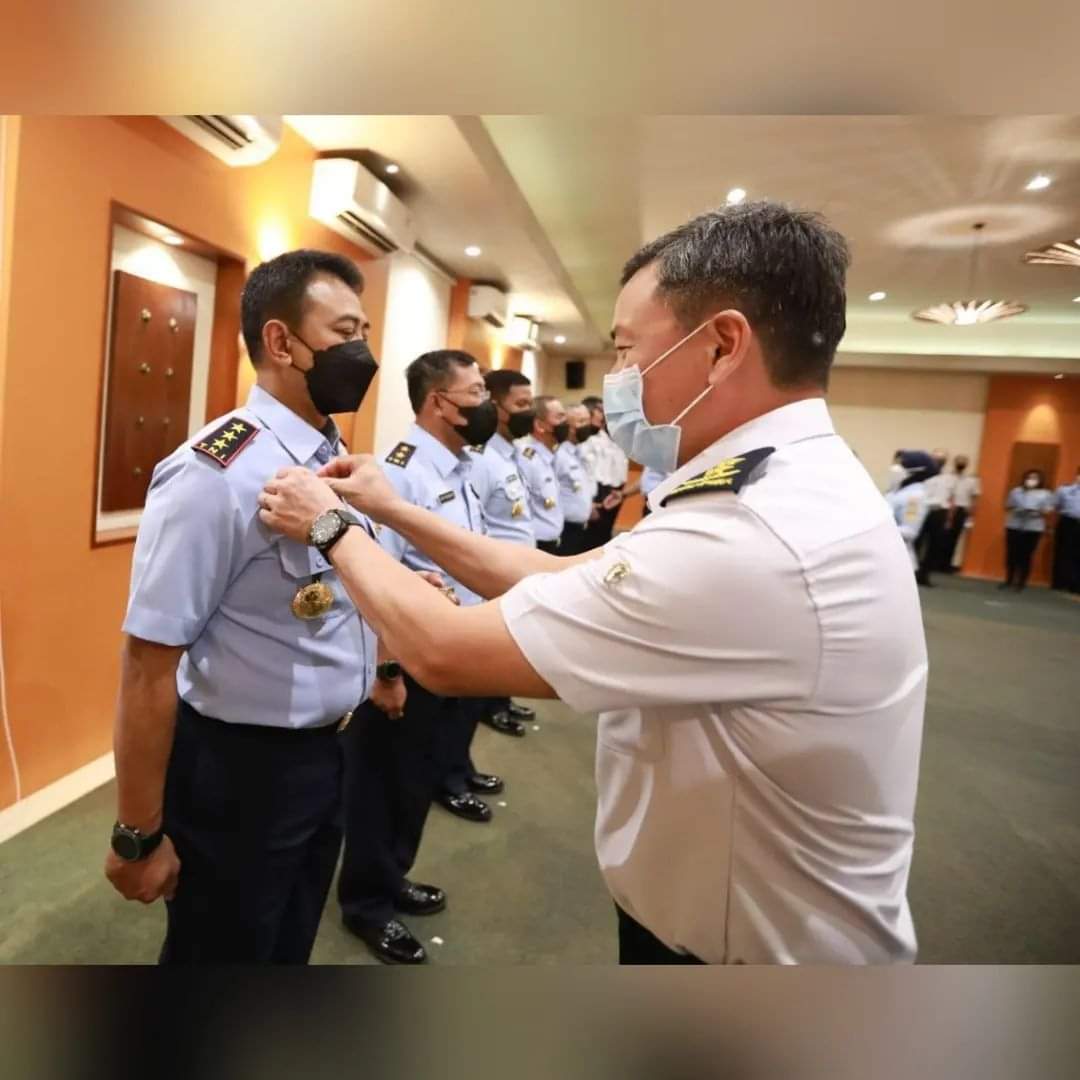 TNI AU dan Republic of Singapore Air Force (RSAF) menganugerahkan wing penerbang kehormatan kepada sejumah perwira kedua Angkatan Udara di Bintan, Tanjung Pinang, Kepulauan Riau, Selasa (1/3/2022).
