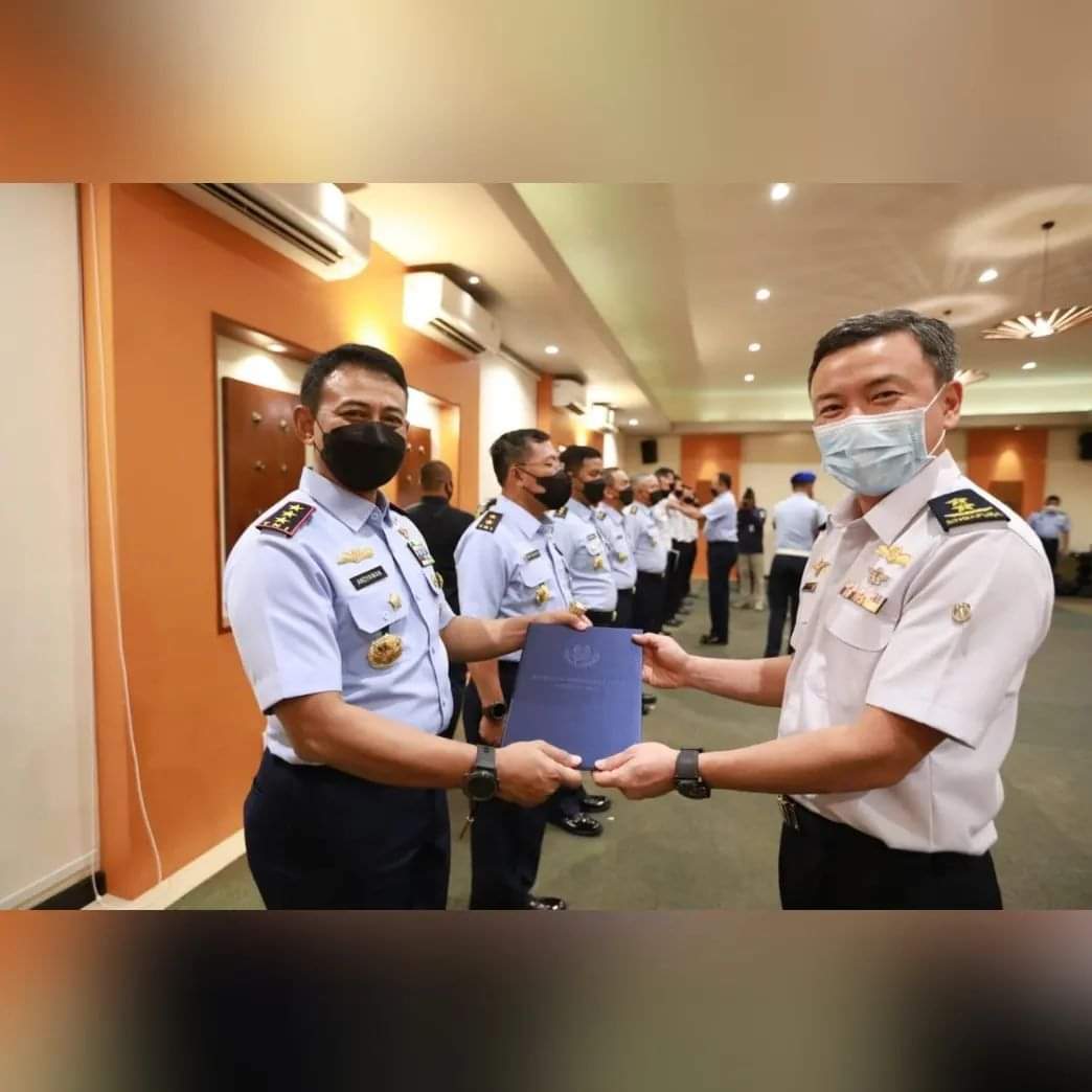 TNI AU dan Republic of Singapore Air Force (RSAF) menganugerahkan wing penerbang kehormatan kepada sejumah perwira kedua Angkatan Udara di Bintan, Tanjung Pinang, Kepulauan Riau, Selasa (1/3/2022).