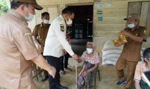 Dalam lawatannya di Kecamatan Pagindar, Bupati Pakpak Bharat Franc Bernhard Tumanggor juga membagi-bagikan kursi roda dan tongkat T bagi penyandang disabilitas dan lanjut usia di Kecamatan Pagindar, Rabu (2/3/2022).