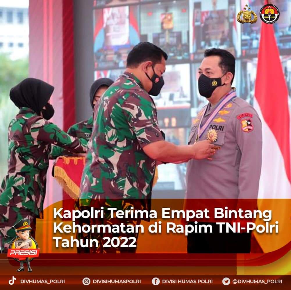 Kepala Staf Angkatan Laut (KSAL) Laksamana TNI Yudo Margono menyematkan 4 Tanda Kehormatan sekaligus kepada Kapolri Jenderal Pol Listyo Sigit Prabowo.