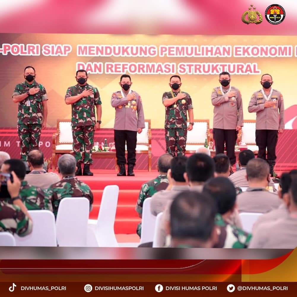 Kepala Staf Angkatan Laut (KSAL) Laksamana TNI Yudo Margono menyematkan 4 Tanda Kehormatan sekaligus kepada Kapolri Jenderal Pol Listyo Sigit Prabowo.