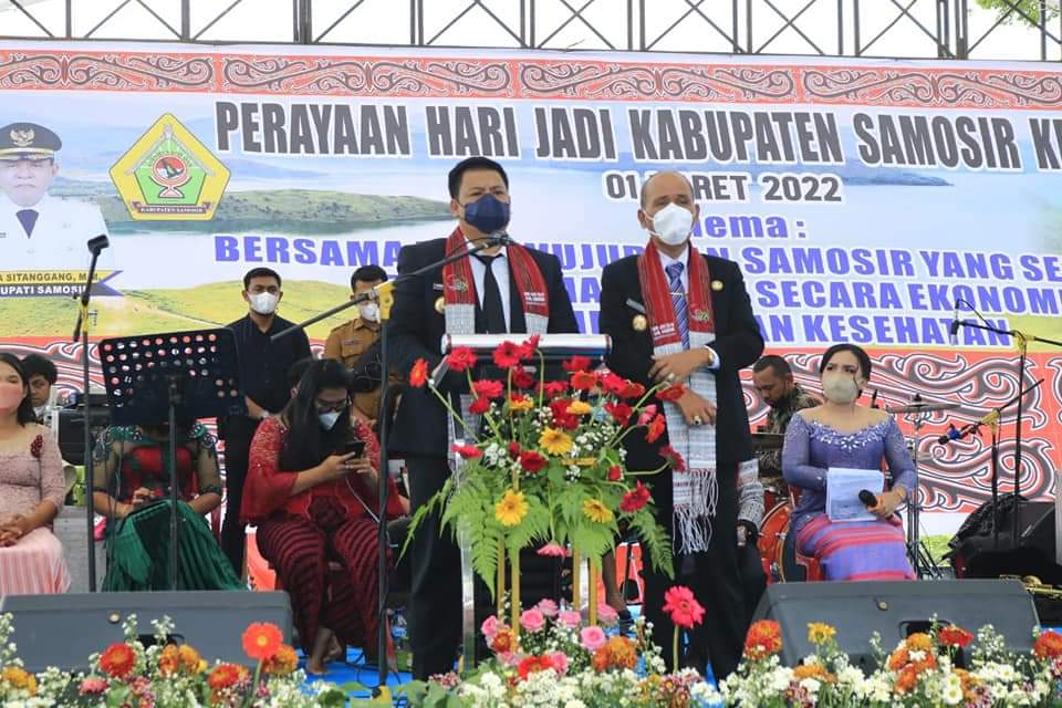 Rayakan Puncak Hari Jadi Kabupaten Samosir ke-18 Kabupaten Samosir, Bupati Samosir Vandiko Gultom dan Wakil Bupati Martua Sitanggang membagikan Kartu BPJS gratis dan pupuk gratis kepada perwakilan masyarakat, yang merupakan bagian dari 10 Program Unggulan pembangunan daerah Kabupaten Samosir, bertempat di Halaman Perkantoran Bupati Samosir, Pangururan, Selasa (1/3/2022).