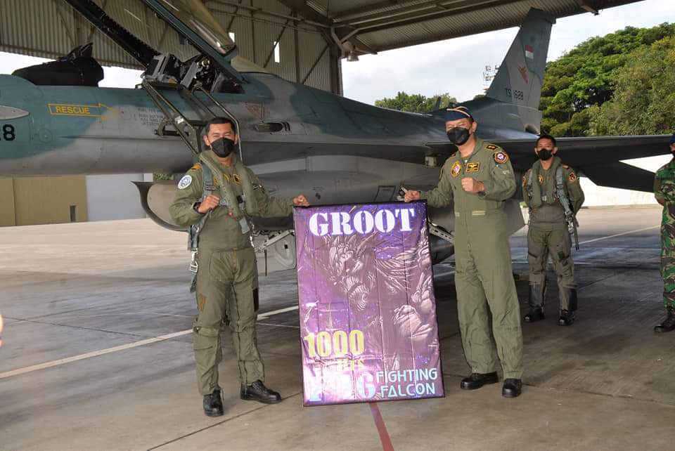 Kapten Pnb Panji “Groot” Satrio Dewanto torehkan prestasi membanggakan dengan meraih 1000 jam terbang dalam menerbangkan pesawat F-16 Fighting Falcon, Rabu (2/3/2022)