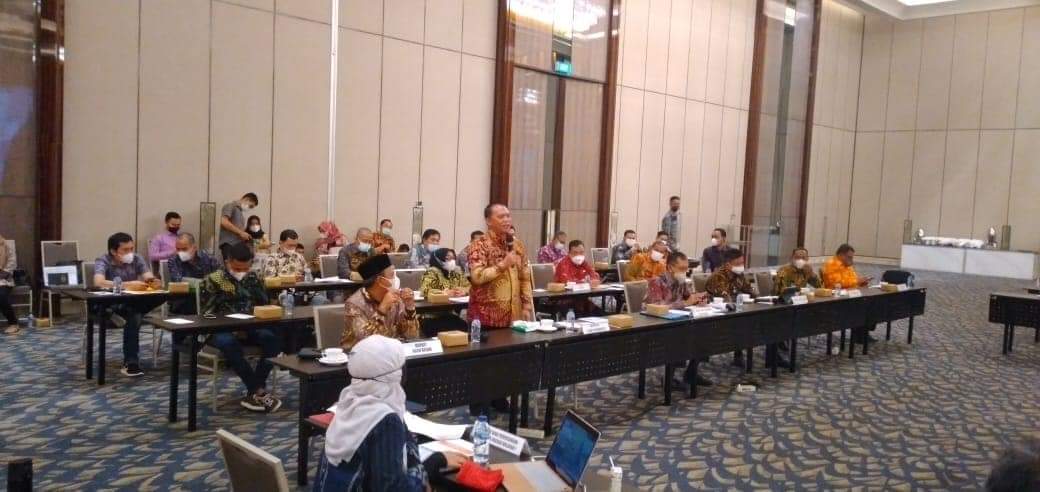 Bupati Labuhanbatu dr.H.Erik Adtrada Ritonga, MKM, dan Wakil Bupati Labuhanbatu Hj.Ellya Rosa Siregar S.Pd, MM hadiri Rapat Koordinasi Lintas Sektor dalam rangka Pembahasan Rancangan Peraturan Bupati (Raperbup) Rencana Detail Tata Ruang yang dipimpin oleh Plt Direktur Jenderal Tata Ruang Kementerian Agraria dan Tata Ruang/Badan Pertanahan Nasional Dr. Ir. Abdul Kamarzuki, MPM di Hotel Sheraton Grand Gandaria City Hotel, Jalan Sultan Ikandar Muda, Kebayoran Lama Utara, Kecamatan Kebayoran Baru, Jakarta, Jumat (4/3/2022).