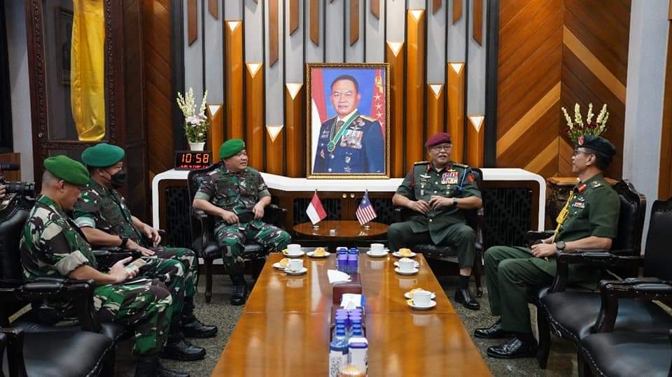 Panglima Tentera Darat Malaysia Jeneral Tan Sri Datuk Zamrose Bin Mohd Zain melakukan kunjungan resminya kepada Kepala Staf Angkatan Darat (Kasad) Jenderal TNI Dudung Abdurachman, S.E., M.M., di Markas Besar Angkatan Darat (Mabesad), Jakarta Pusat, Jumat (4/3/2022).
