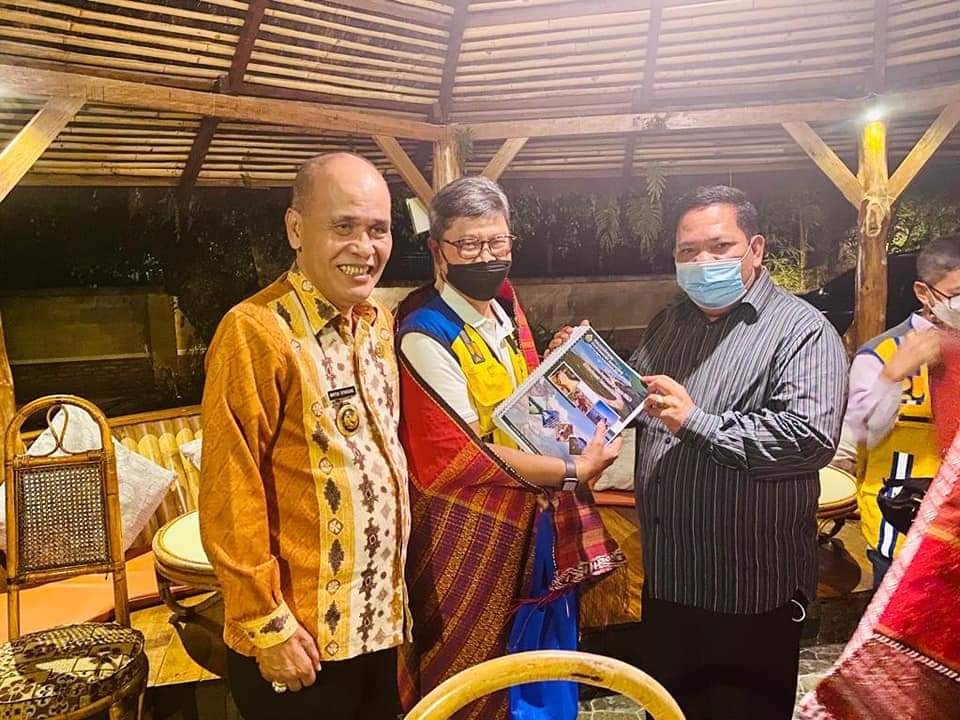 Wakil Bupati Samosir Drs. Martua Sitanggang, MM menyambut baik kunjungan kerja Kepala Badan Pengembangan Infrastruktur Wilayah (BPIW) Kementerian PUPR RI Ir. Rachman Arief Dienaputra, M. Eng beserta rombongan di Kabupaten Samosir di Tabo Cottage, Tuktuk Siadong, Kecamatan Simanindo, Samosir, Sabtu (5/3/2022).