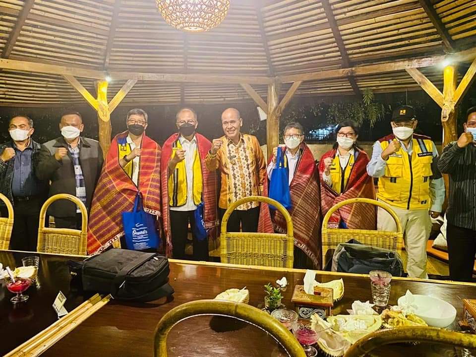 Wakil Bupati Samosir Drs. Martua Sitanggang, MM menyambut baik kunjungan kerja Kepala Badan Pengembangan Infrastruktur Wilayah (BPIW) Kementerian PUPR RI Ir. Rachman Arief Dienaputra, M. Eng beserta rombongan di Kabupaten Samosir di Tabo Cottage, Tuktuk Siadong, Kecamatan Simanindo, Samosir, Sabtu (5/3/2022).