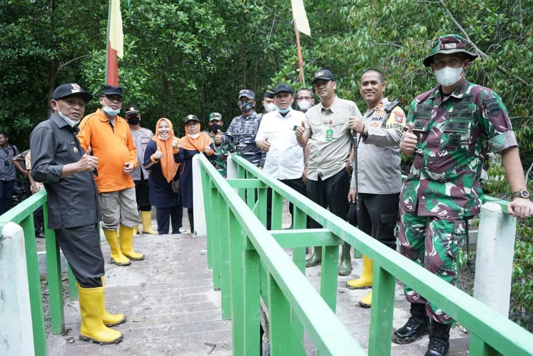 Bupati Asahan H. Surya, BSc bersama unsur Forokopimda Kabupaten Asahan menanam 10.000 pohon mangrove di Wisata Alam Mangrove Desa Silo Baru Kecamatan Silau Laut, Kamis (10/03/2022).