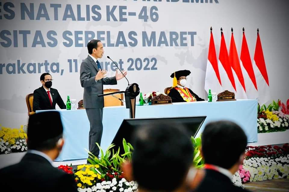 Presiden Joko Widodo menghadiri Sidang Terbuka Senat Akademik Dies Natalis ke-46 Universitas Sebelas Maret (UNS) yang digelar di UNS Tower Ki Hadjar Dewantara, Kota Surakarta, Provinsi Jawa Tengah, pada Jumat, 11 Maret 2022.