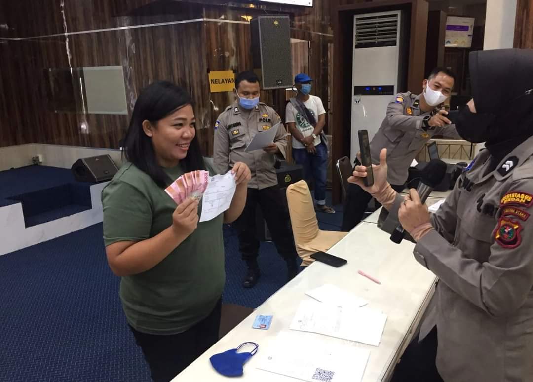 Direktorat Binmas Polda Sumut menggelar simulasi dalam rangka penyaluran dana BTPKLWN (Bantuan Tunai Pedagang Kaki Lima, Warung dan Nelayan) Polda Sumut T.A 2022 bertempat di Aula Catur Prasetya Mapolda Sumut, Jumat (11/03/2022).