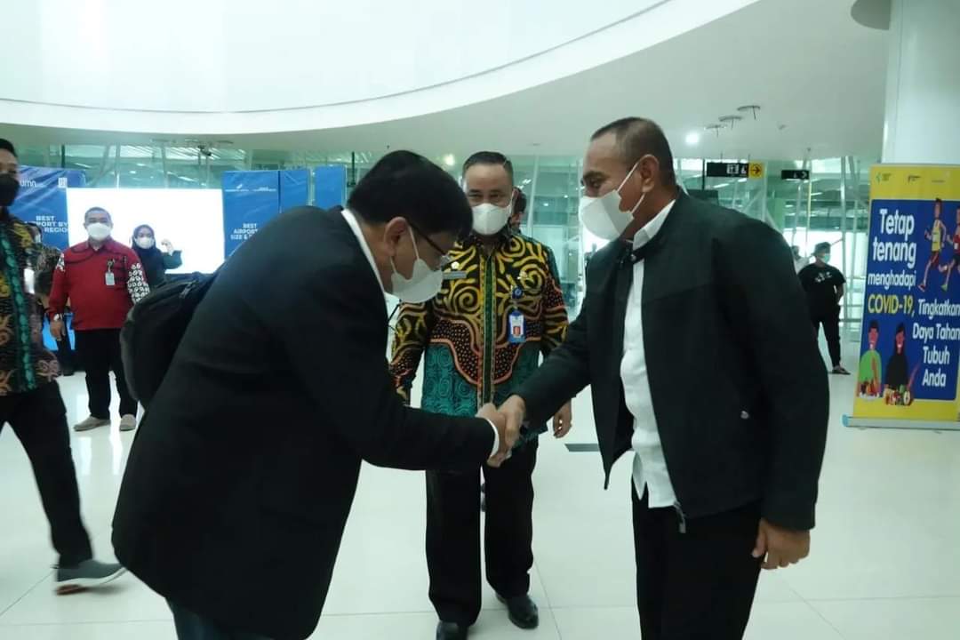 Gubernur Sumatera Utara (Sumut) Edy Rahmayadi memenuhi undangan Presiden Joko Widodo (Jokowi) untuk hadir di IKN Nusantara. Edy membawa dua kilogram tanah dan satu liter air Deli untuk prosesi pengisian Kendi Nusantara.