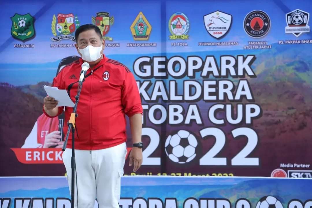 Bupati Dairi Dr Eddy Keleng Ate Berutu melakukan kick off pertanda dimulainya turnamen Geopark Kaldera Toba 2022 di Stadion Panji Utama Sidikalang, Minggu (13/3/2022).