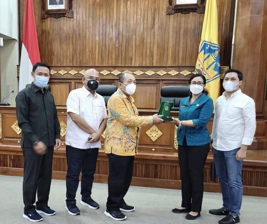 Pimpinan dan Anggota Badan Kehormatan DPRD Provinsi Sumatera Utara melakukan kunjungan kerja ke Biro Hukum Sekretariat daerah Provinsi Bali di Denpasar, Bali, Senin (14/3/2022).