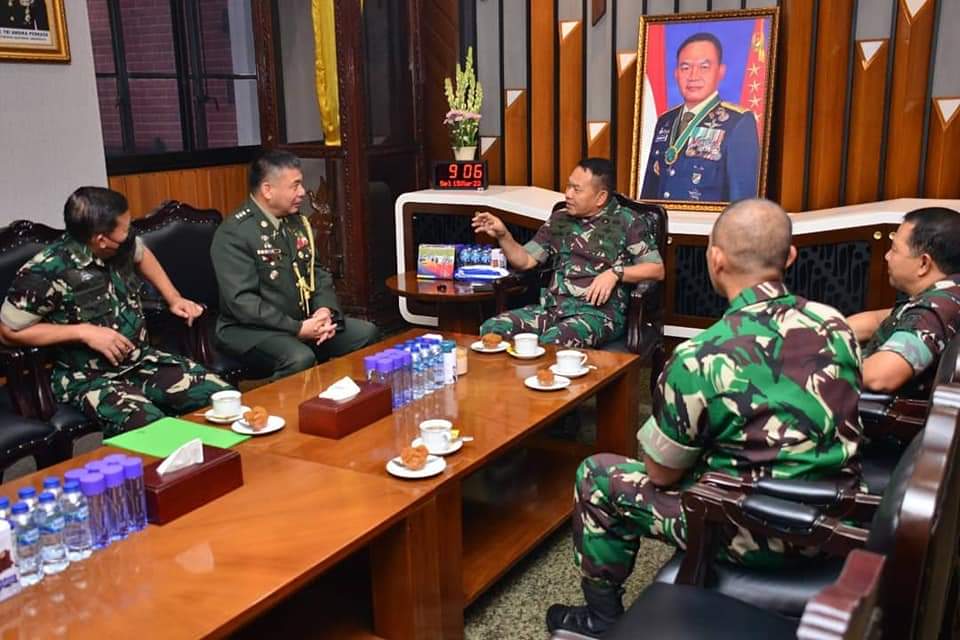 Kepala Staf Angkatan Darat (Kasad) Jenderal TNI Dudung Abdurachman, S.E., M.M., menerima kunjungan Atase Pertahanan Kedutaan Besar Filipina Colonel Emmanuel A Canilla PA (GSC) di Ruang Kerja Kasad Markas Besar Angkatan Darat (Mabesad), Jakarta Pusat, Selasa (15/3/2022).