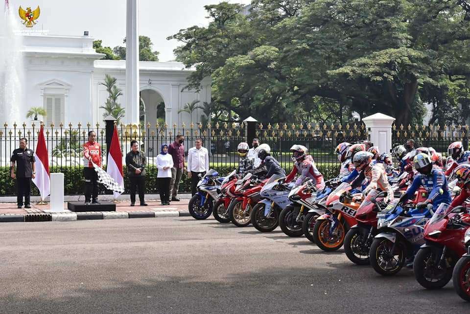Presiden RI Joko Widodo (Jokowi) menerima sejumlah pembalap MotoGP, Rabu (16/03/2022) pagi, di Istana Merdeka, Jakarta. Para pembalap ini akan berlomba di Sirkuit Mandalika, Lombok, Nusa Tenggara Barat (NTB) pada 18-20 Maret mendatang.