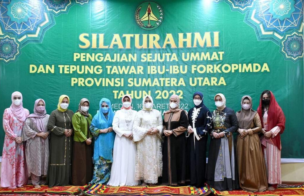Ketua Tim Penggerak Pemberdayaan dan Kesejahteraan Keluarga (TP PKK) Sumatera Utara (Sumut) Nawal Lubis menepungtawari istri Forum Komunikasi Pimpinan Daerah (Forkopimda) yang baru bertugas di Sumut.