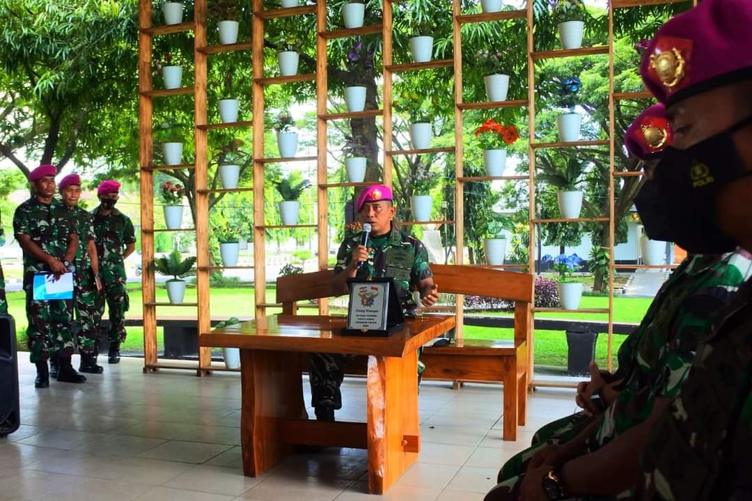 Komandan Resimen Artileri 2 Marinir Kolonel Marinir Aris Budiadi, S.Pi., M.M., menyambut kedatangan Prajurit Menart 2 Mar yang tergabung dalam Satuan tugas (satgas) Yonmek TNI Konga XXIII-O Unifil Libanon di Lobby Menart 2 Mar Karangpilang Surabaya, Rabu (16/3/2022).