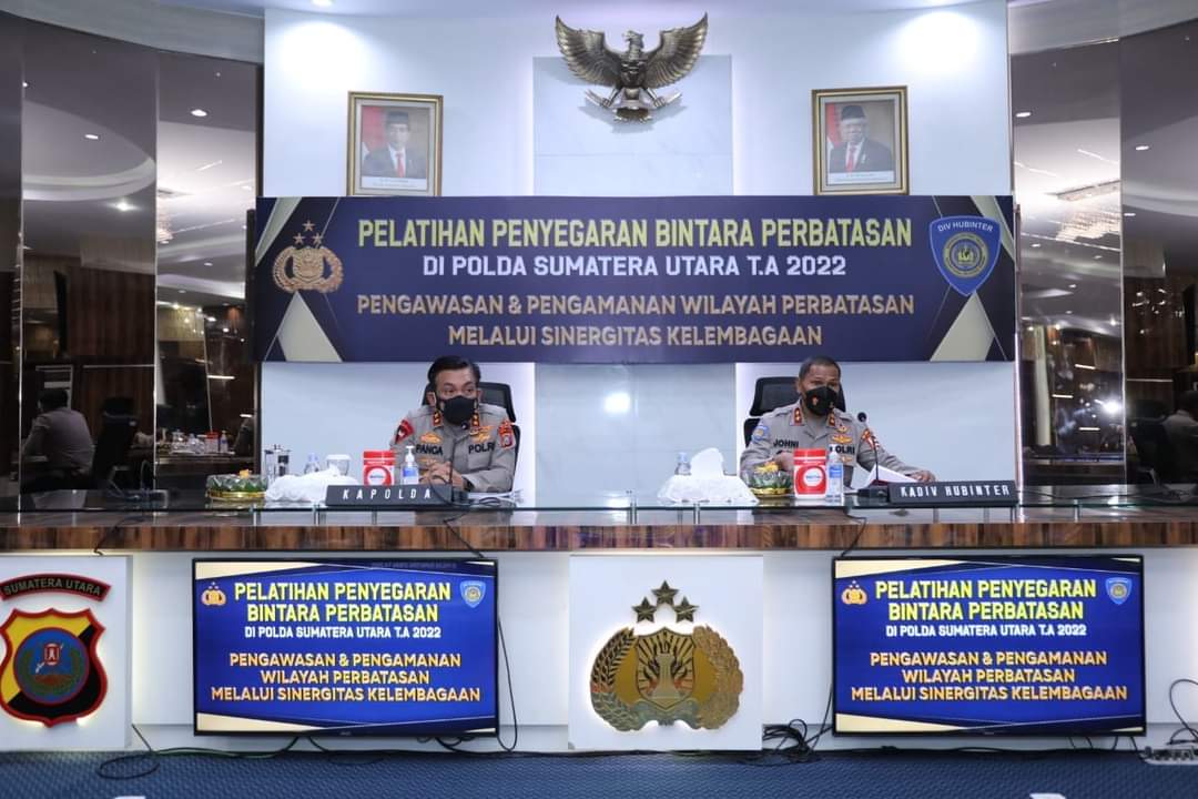 Sebanyak 292 personil Bintara Polri yang bertugas di perbatasan wilayah hukum Polda Sumut mendapat pelatihan penyegaran dari Divisi Hubungan Internasional (Divhubinter) Mabes Polri bertempat di Aula Catur Prasetya Mapolda Sumut, Medan, Kamis (17/03/2022).