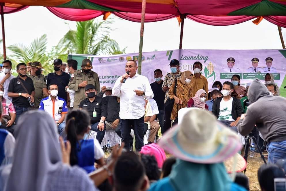 Gubernur Sumatera Utara (Sumut) Edy Rahmayadi berdialog langsung dengan para petani desa PIR ADB dan Bukit Mas selesaikan konflik lahan di kawasan ini.