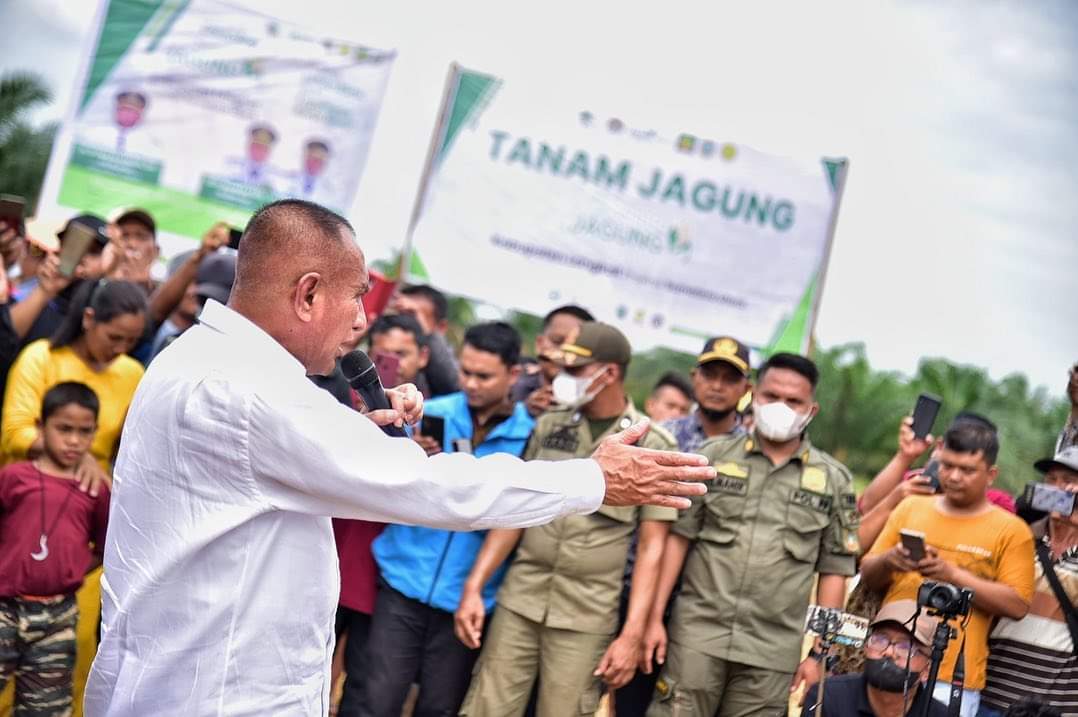 Gubernur Sumatera Utara (Sumut) Edy Rahmayadi berdialog langsung dengan para petani desa PIR ADB dan Bukit Mas selesaikan konflik lahan di kawasan ini.