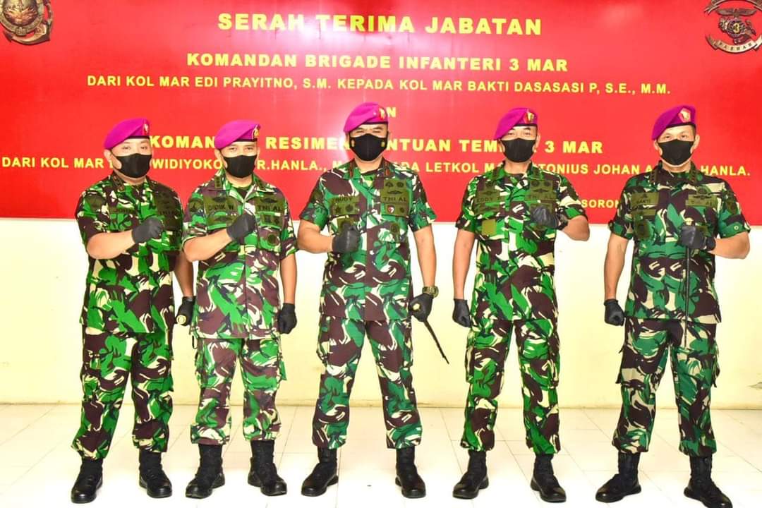 Komandan Pasmar 3 Brigjen TNI (Mar) Y. Rudy Sulistyanto, S.E memimpin langsung acara Serah Terima Jabatan (Sertijab) Komandan Brigade Infanteri 3 Marinir (Danbrigif 3 Mar) dan Komandan Resimen Bantuan Tempur 3 Marinir (Danmenbanpur 3 Mar) yang berlangsung di Ruang Rapat Mako Pasmar 3 Jl. Sorong-Klamono Km.16, Distrik Klaurung, Kota Sorong, Papua Barat, Sabtu (19/03/2022).