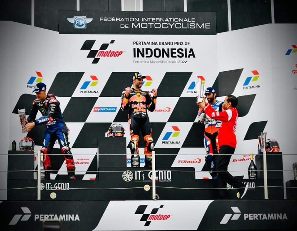 Jokowi Berikan Trofi kepada Peraih Podium MotoGP Mandalika Indonesia