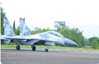 Skadron Udara 11 Wing Udara 5 Lanud Sultan Hasanuddin menggelar latihan pengisian bahan bakar di udara (air refueling) menggunakan armada tempurnya yaitu pesawat Sukhoi Su-27/30 yang mengudara dari Lanud Sultan Hasanuddin, Selasa (22/3/2022).