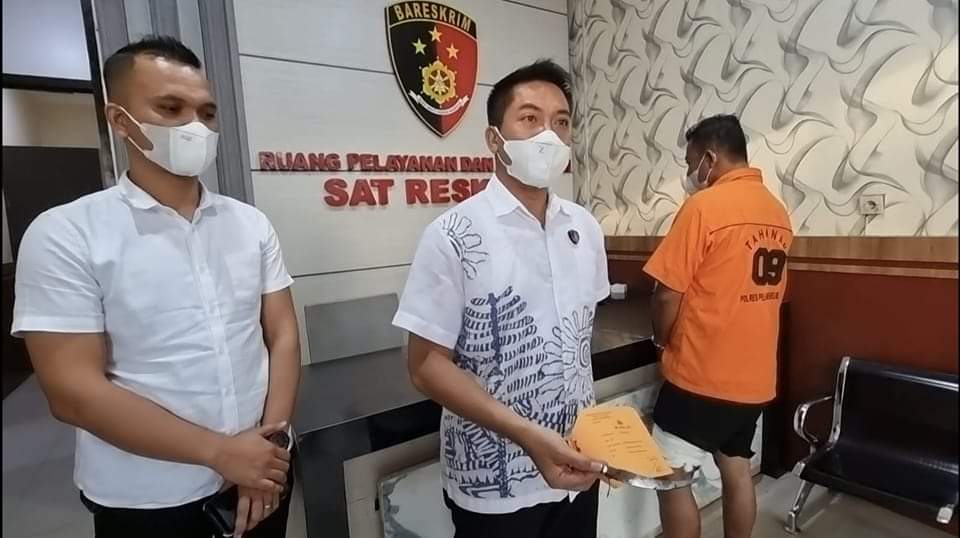 Sat Reskrim Polres Pelabuhan Belawan berhasil menangkap S alias Pak Kep (48) warga Kelurahan Terjun, Marelan. Tersangka ditangkap pada Senin (21/3/2022) atas aksinya melakukan pencurian dengan kekerasan terhadap korban Susilo pada bulan November 2021.